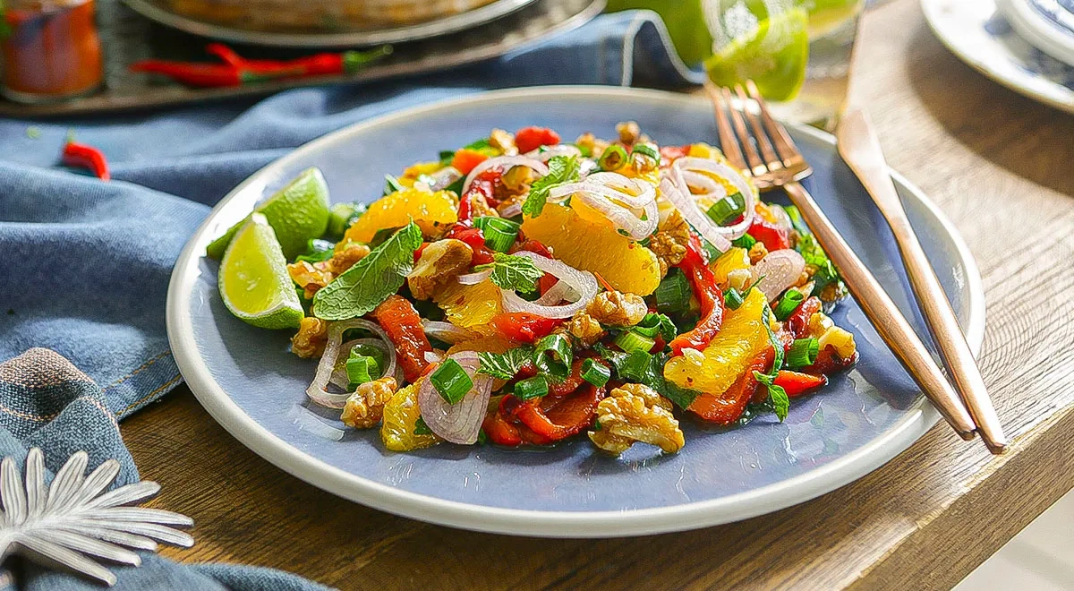 Салат из апельсинов с орехами и печеным перцем
