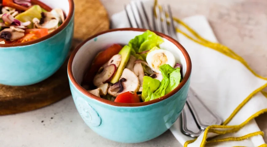 Салат из авакадо и перепелиных яиц