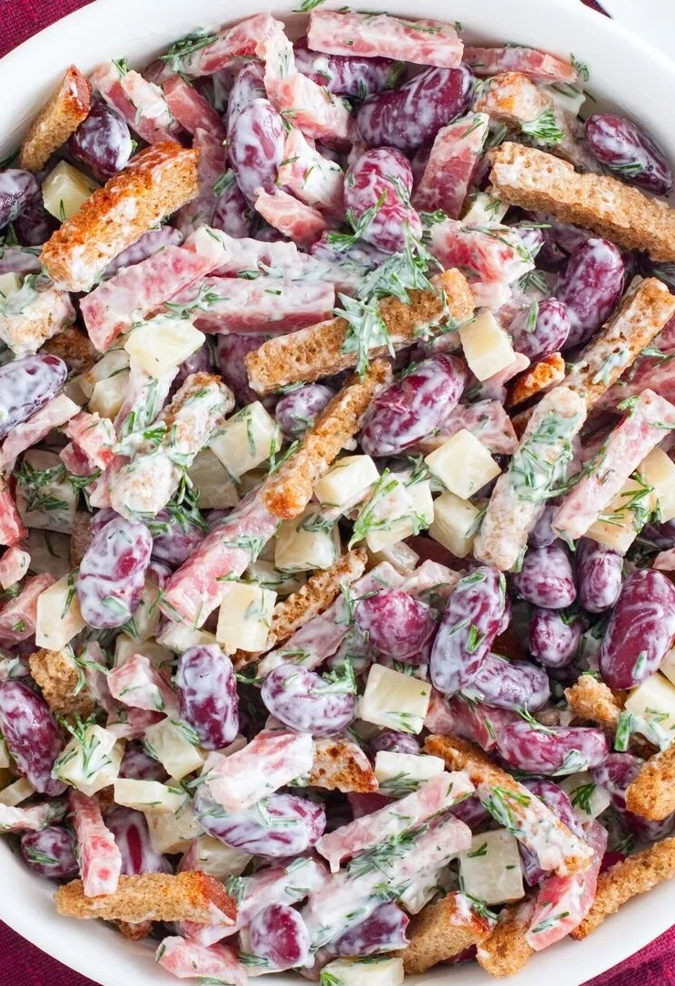 Салат из фасоли, огурца и сухариков