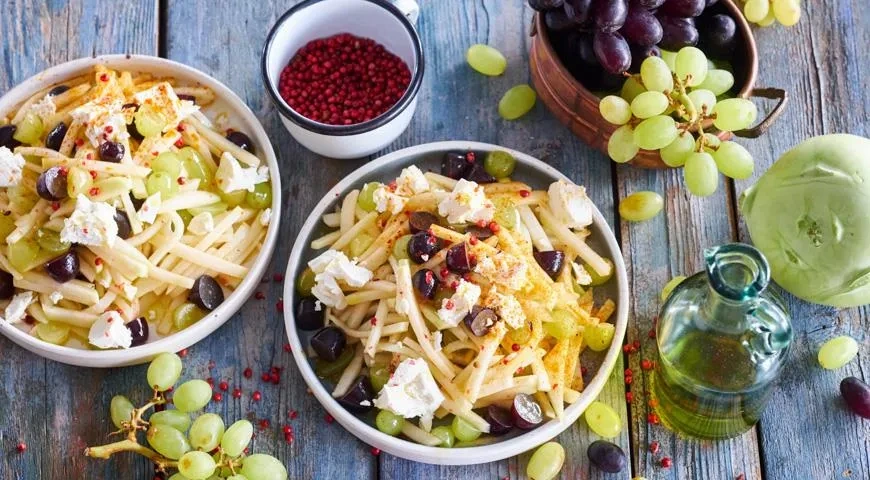 Салат из кольраби с брынзой и виноградом