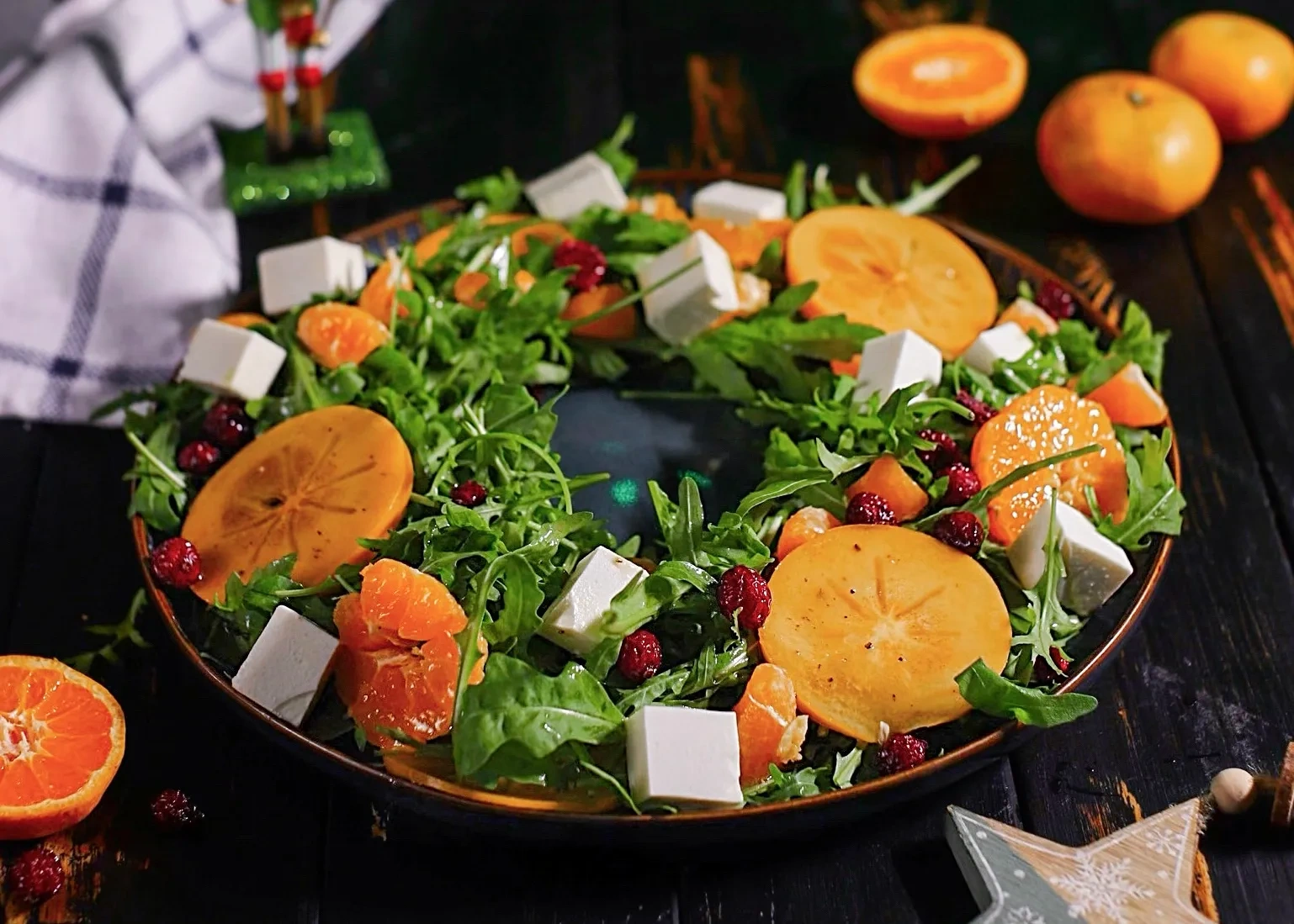 Салат из мандаринов, хурмы и творожного сыра