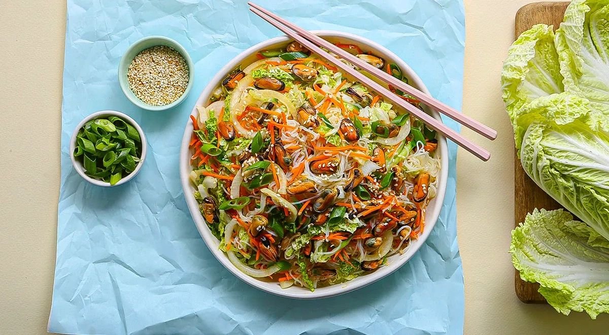 Салат из мидий с фунчозой