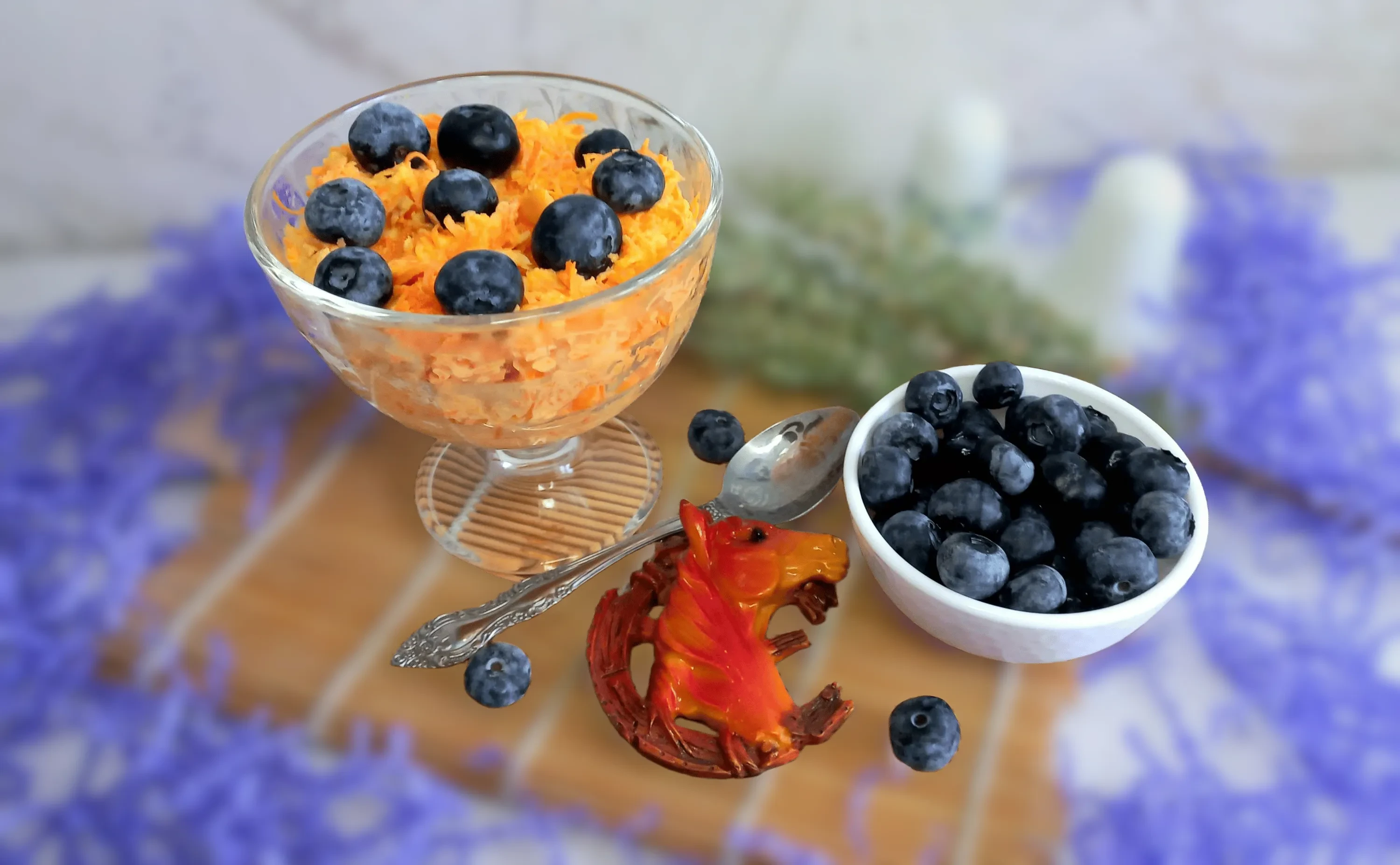 Салат из моркови, яблока и голубики