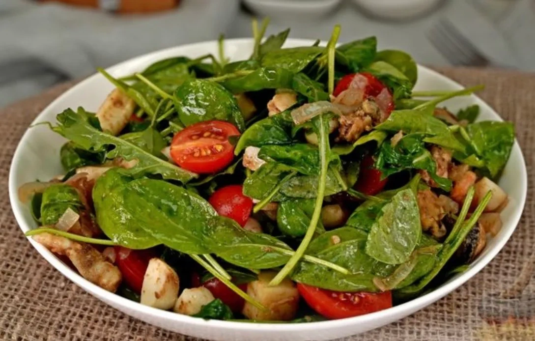 Салат из морского коктейля с помидорами