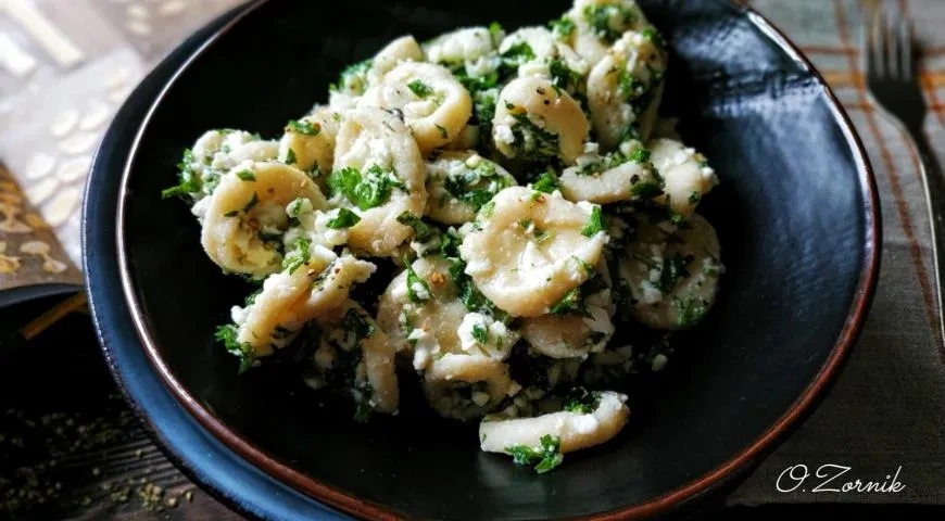 Салат из орекьетте с зеленью и яйцом