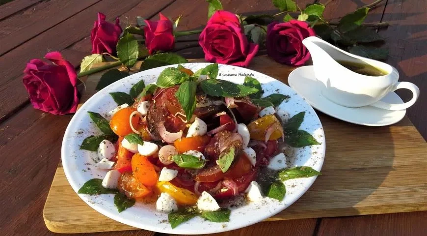 Салат из помидоров, моцареллы и базилика с горчичной заправкой