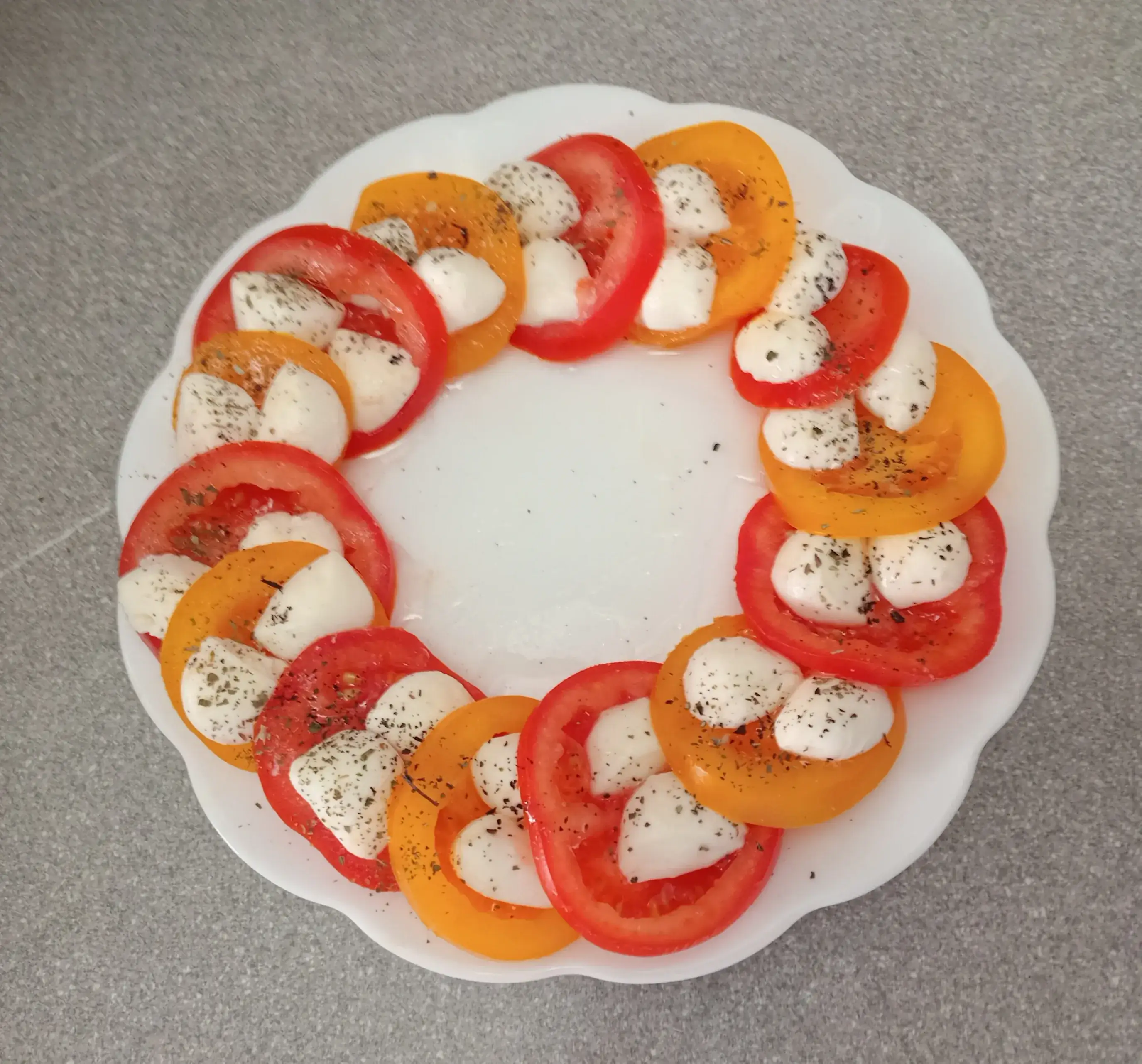 Салат Капрезе с красными и жёлтыми помидорами