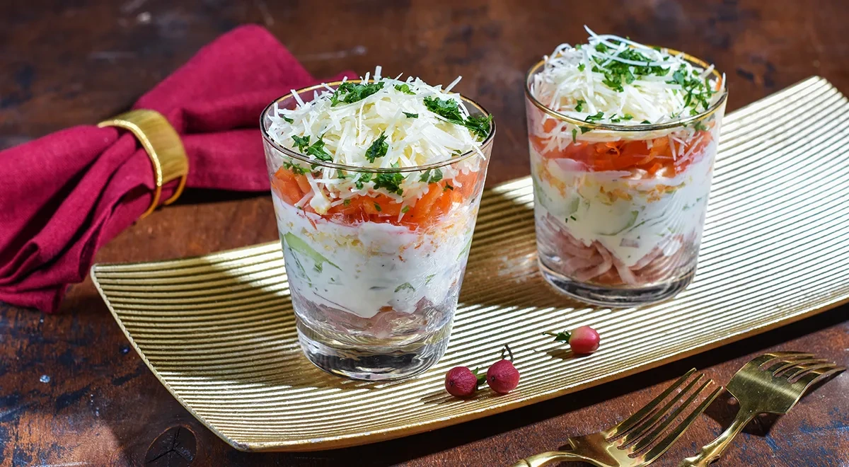 Салат-коктейль с ветчиной, огурцом и сыром