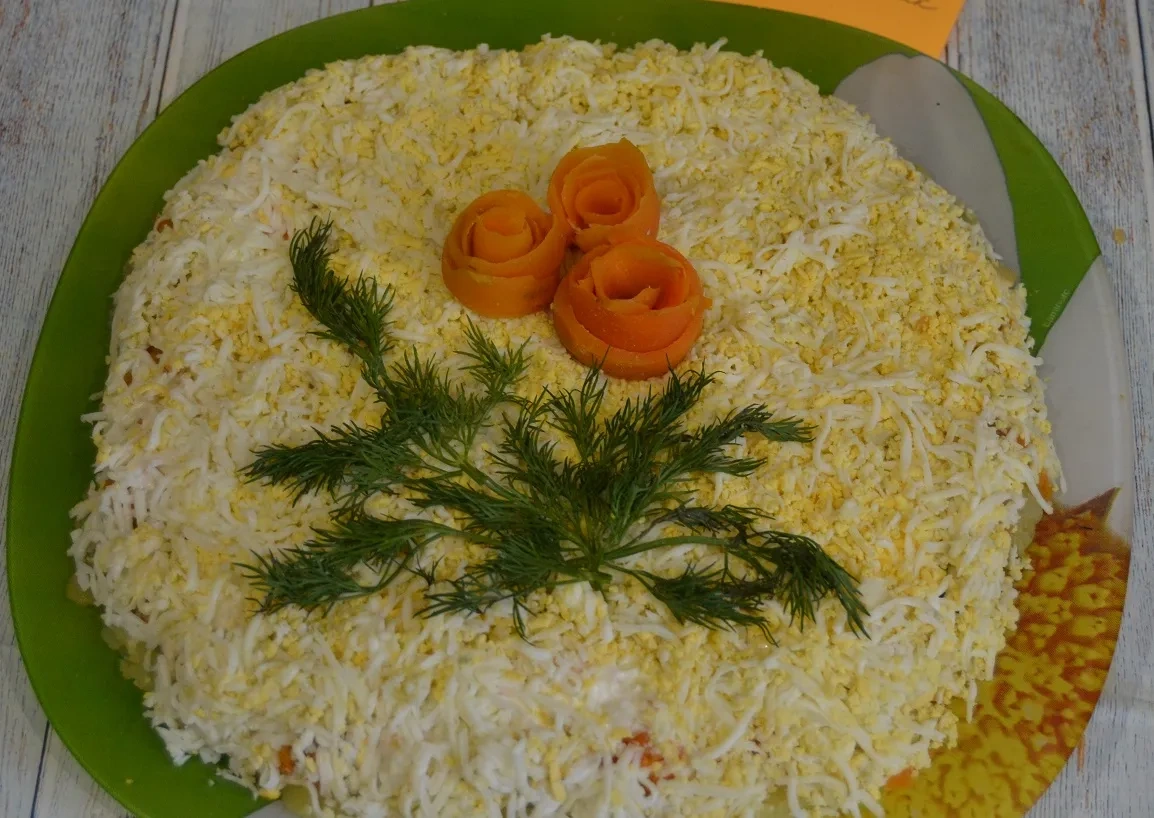 Салат «Мимоза» с копчёной рыбой и яблоком