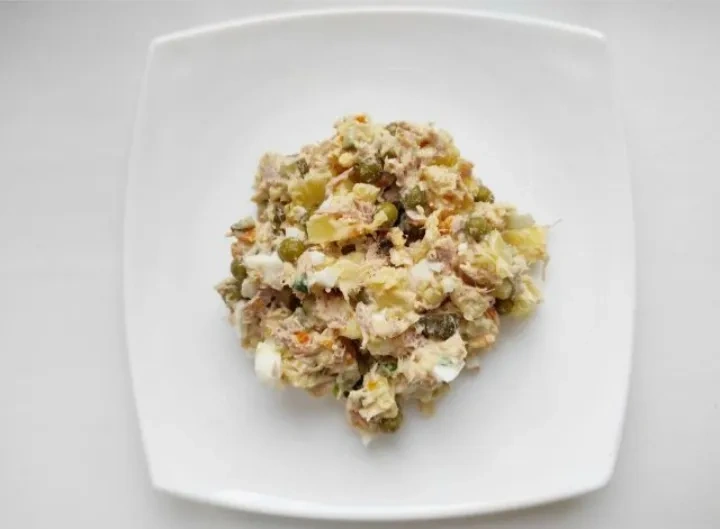 Салат Оливье с тунцом