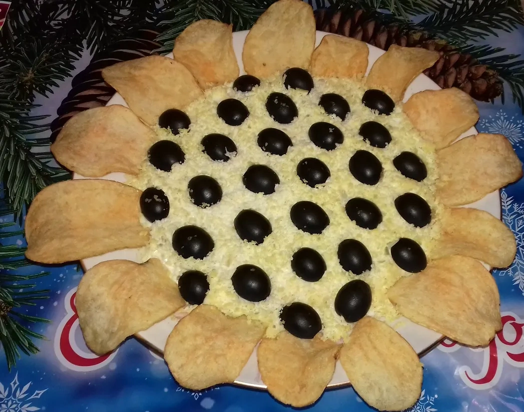 Салат «Подсолнух» с чипсами и маслинами