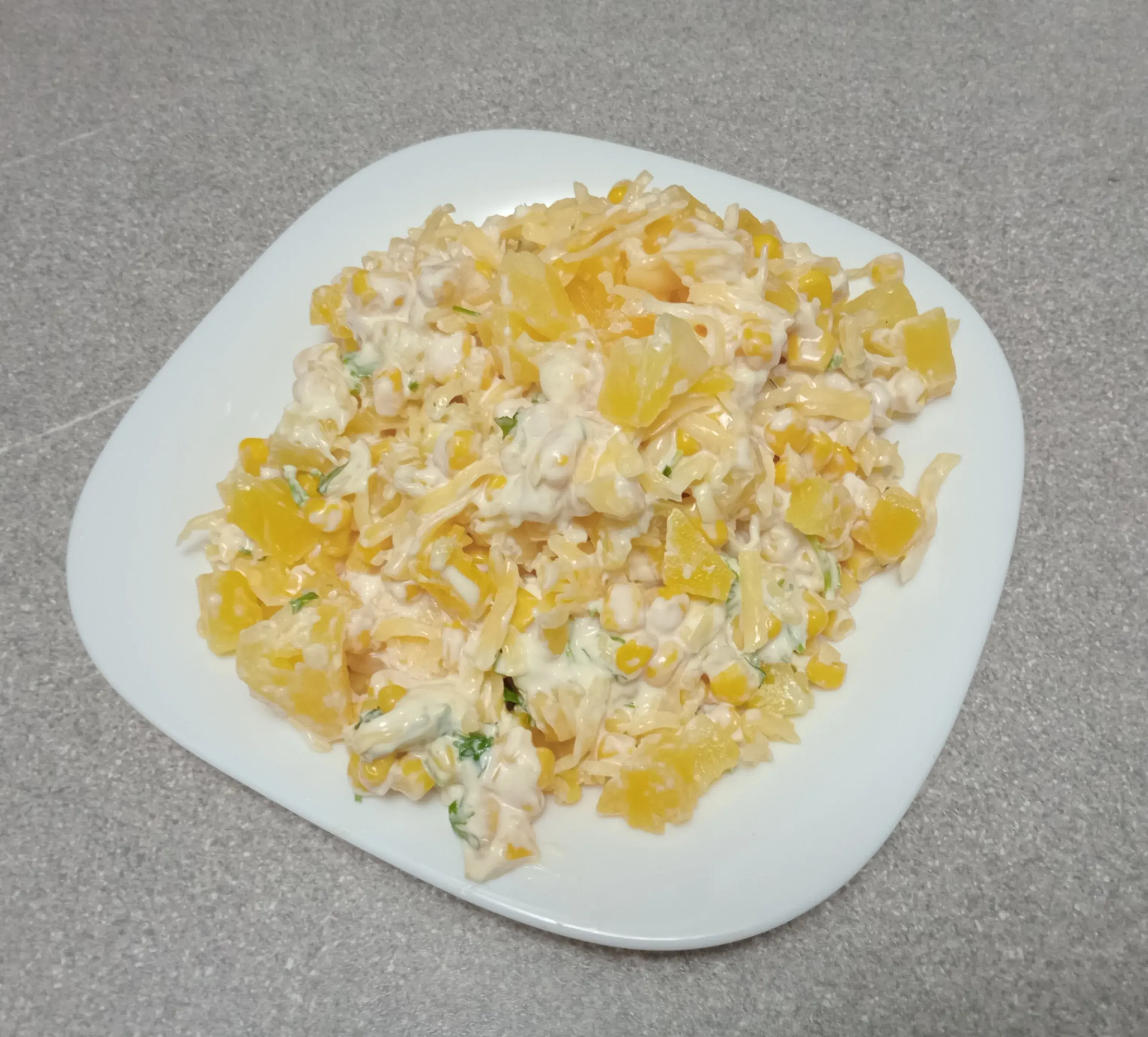 Салат с ананасами, сыром и кукурузой