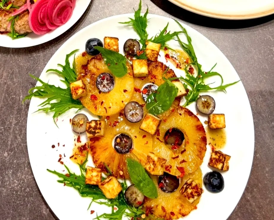 Салат с ананасом и жареным сыром