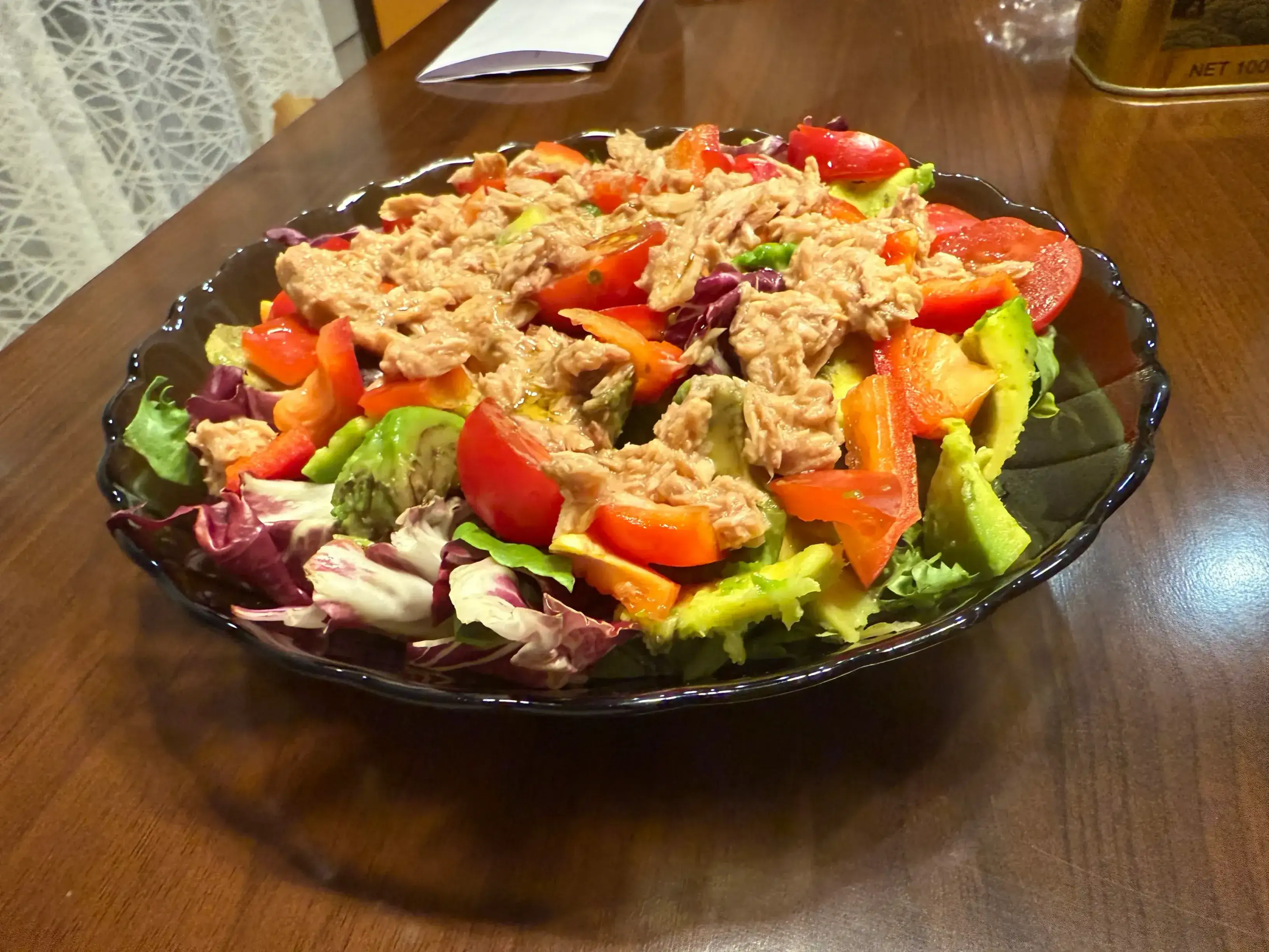 Салат с авокадо и тунцом