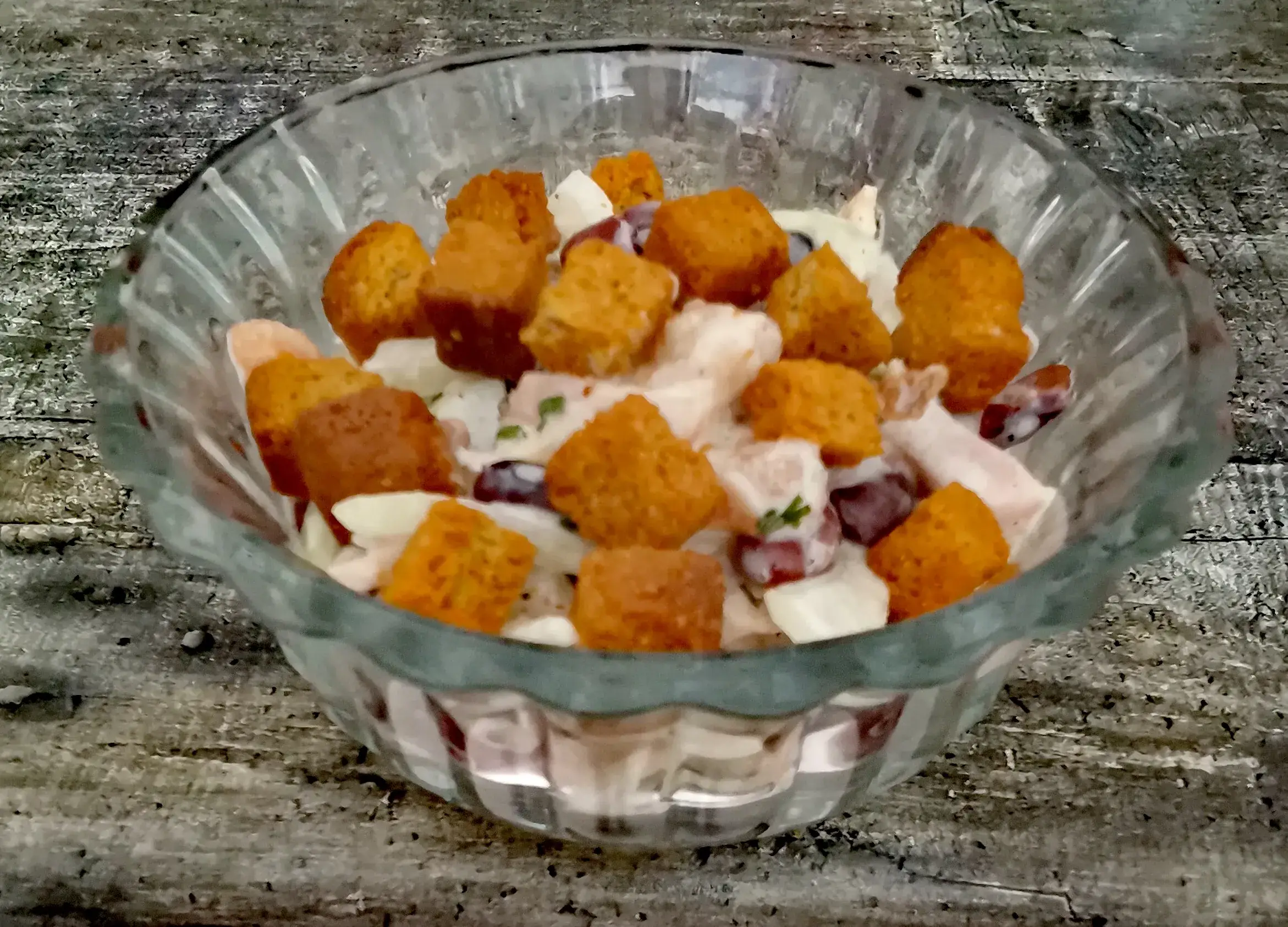 Салат с фасолью и сухариками