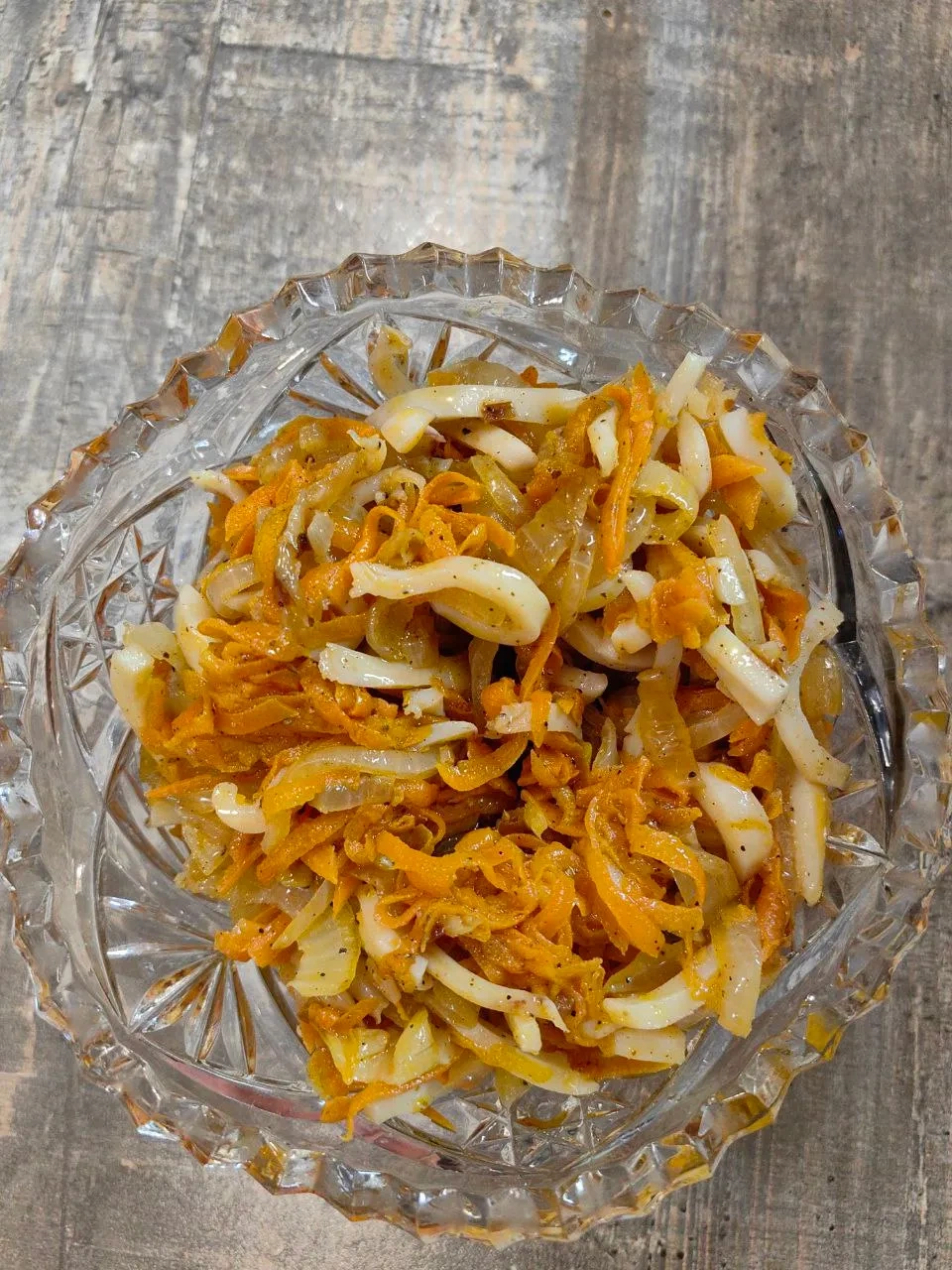 Салат с кальмарами