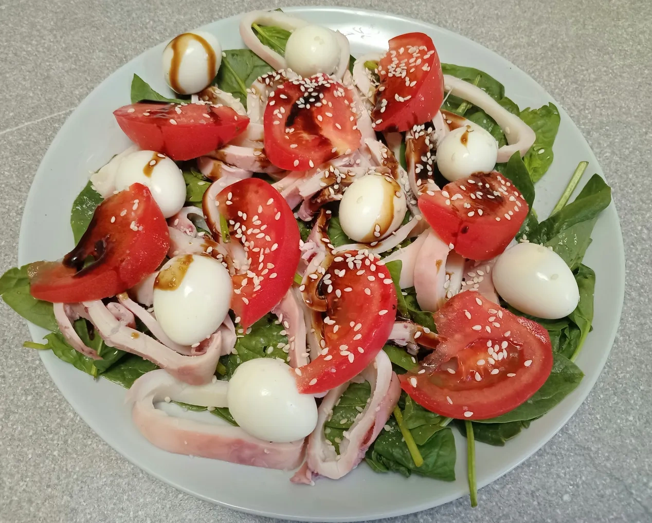 Салат с кальмарами и шпинатом