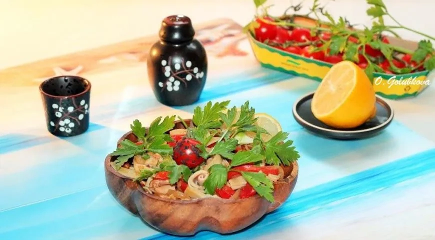 Салат с кальмарами и сладким перцем