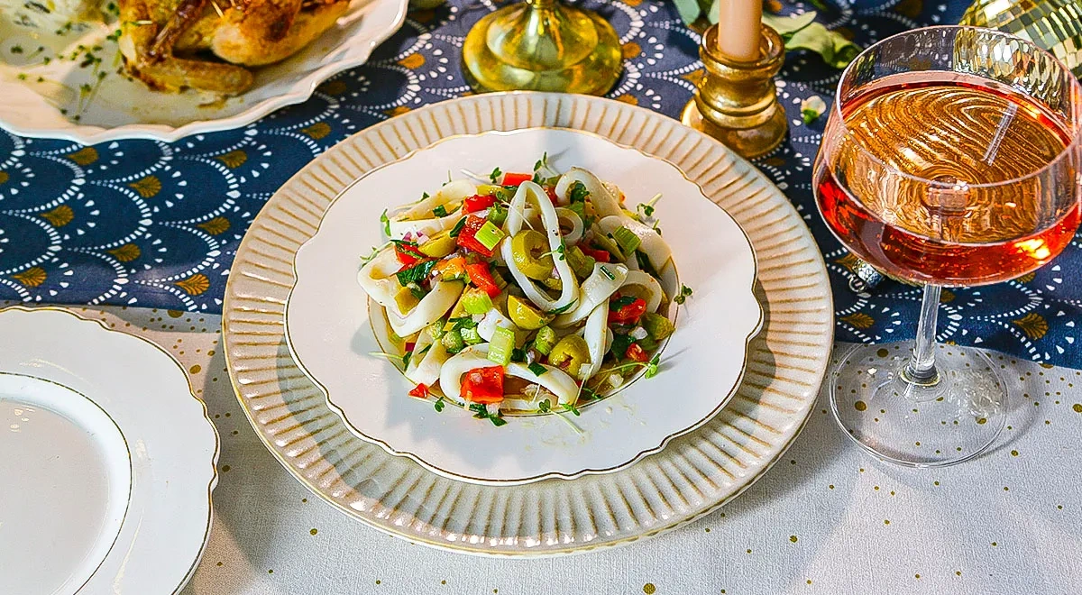 Салат из кальмаров с оливками и сельдереем