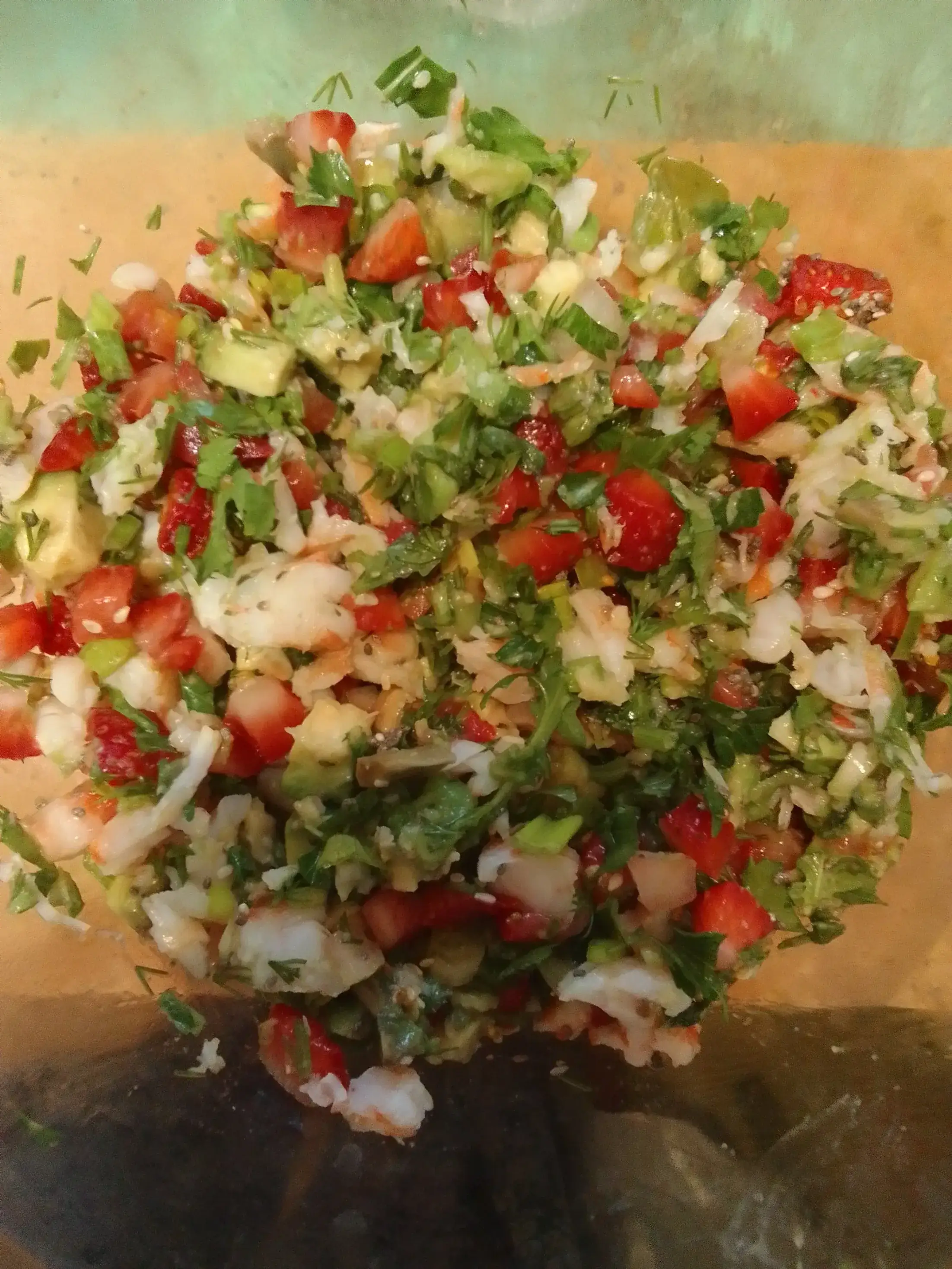 Салат с клубникой и креветками