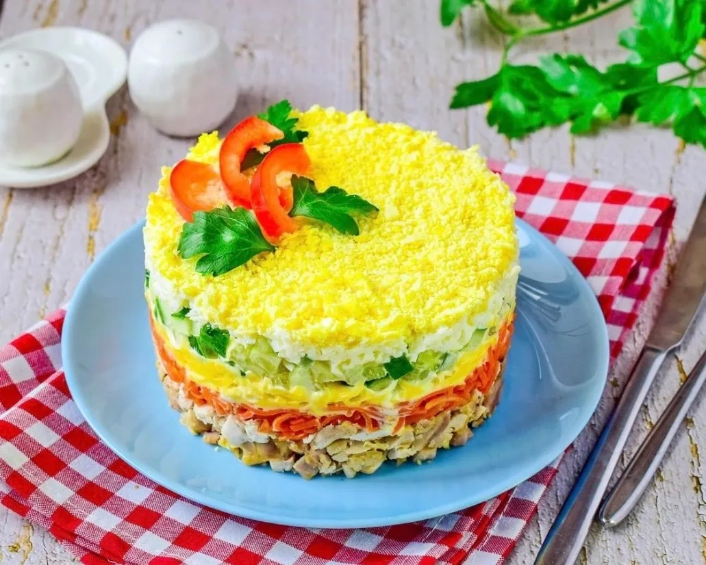 Салат с копчёной курицей и корейской морковью