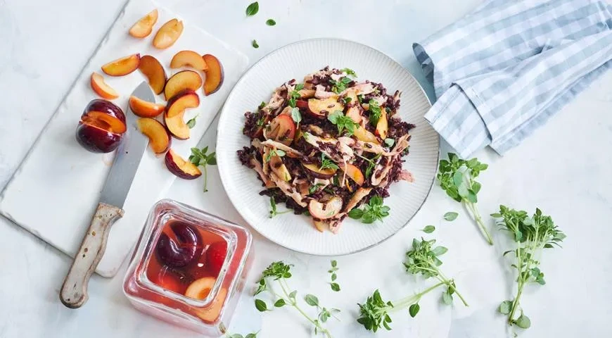 Салат с копченой курицей, диким рисом, маринованными сливами