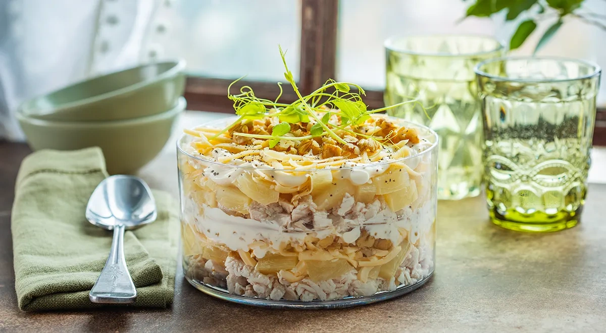 Салат с курицей, ананасом и сыром