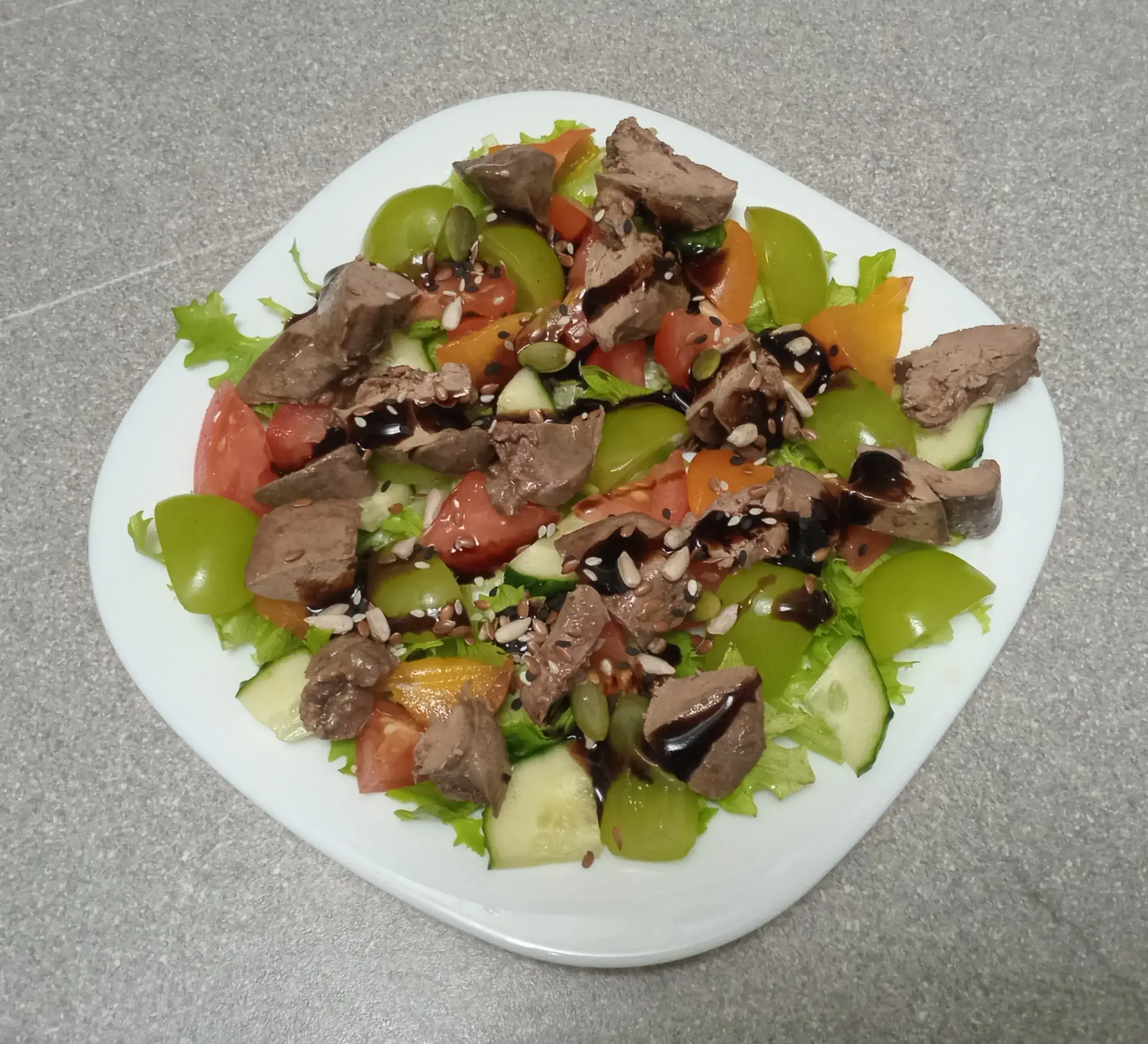 Салат с куриной печенью