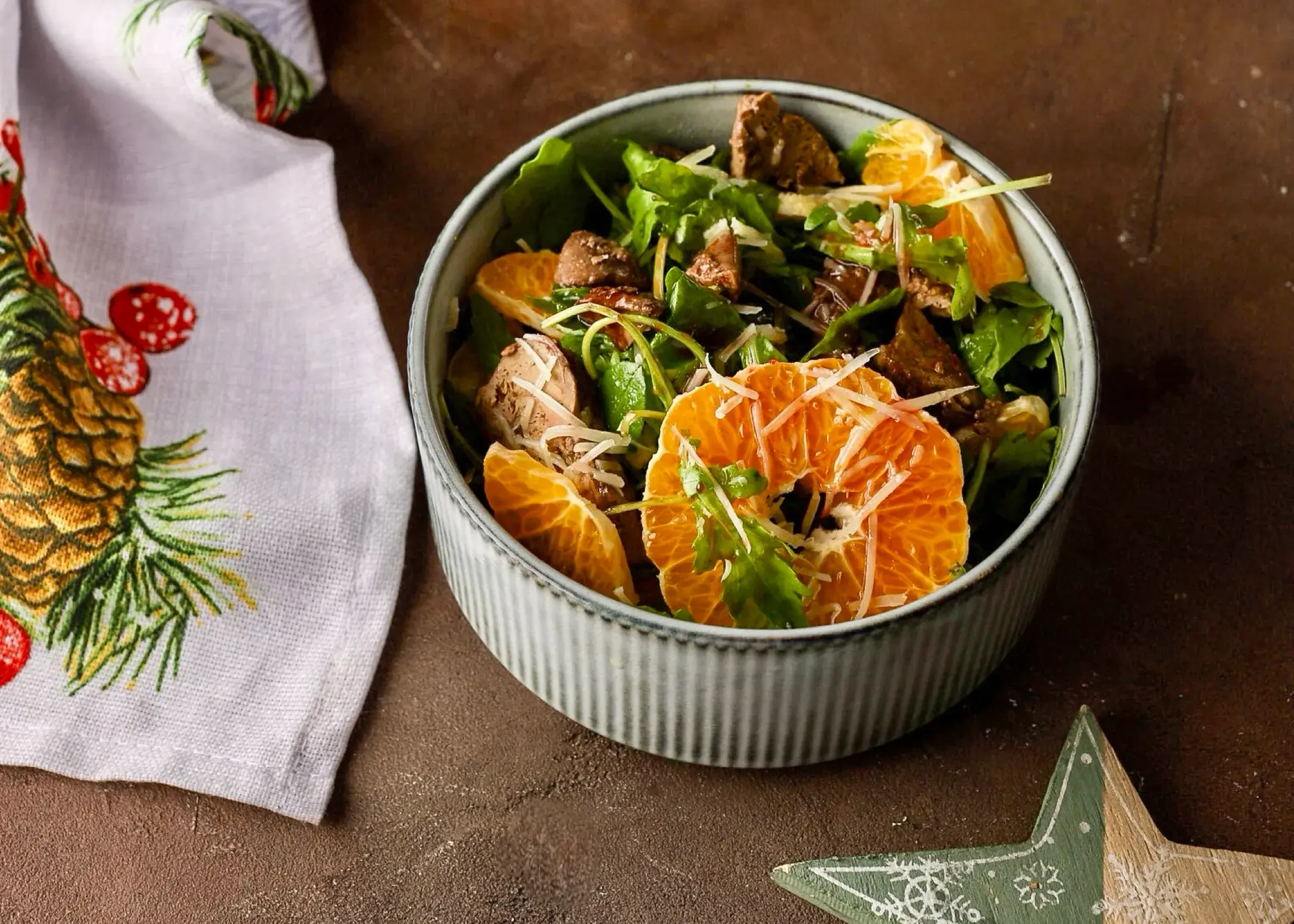 Салат с куриной печенью, мандаринами и руколой