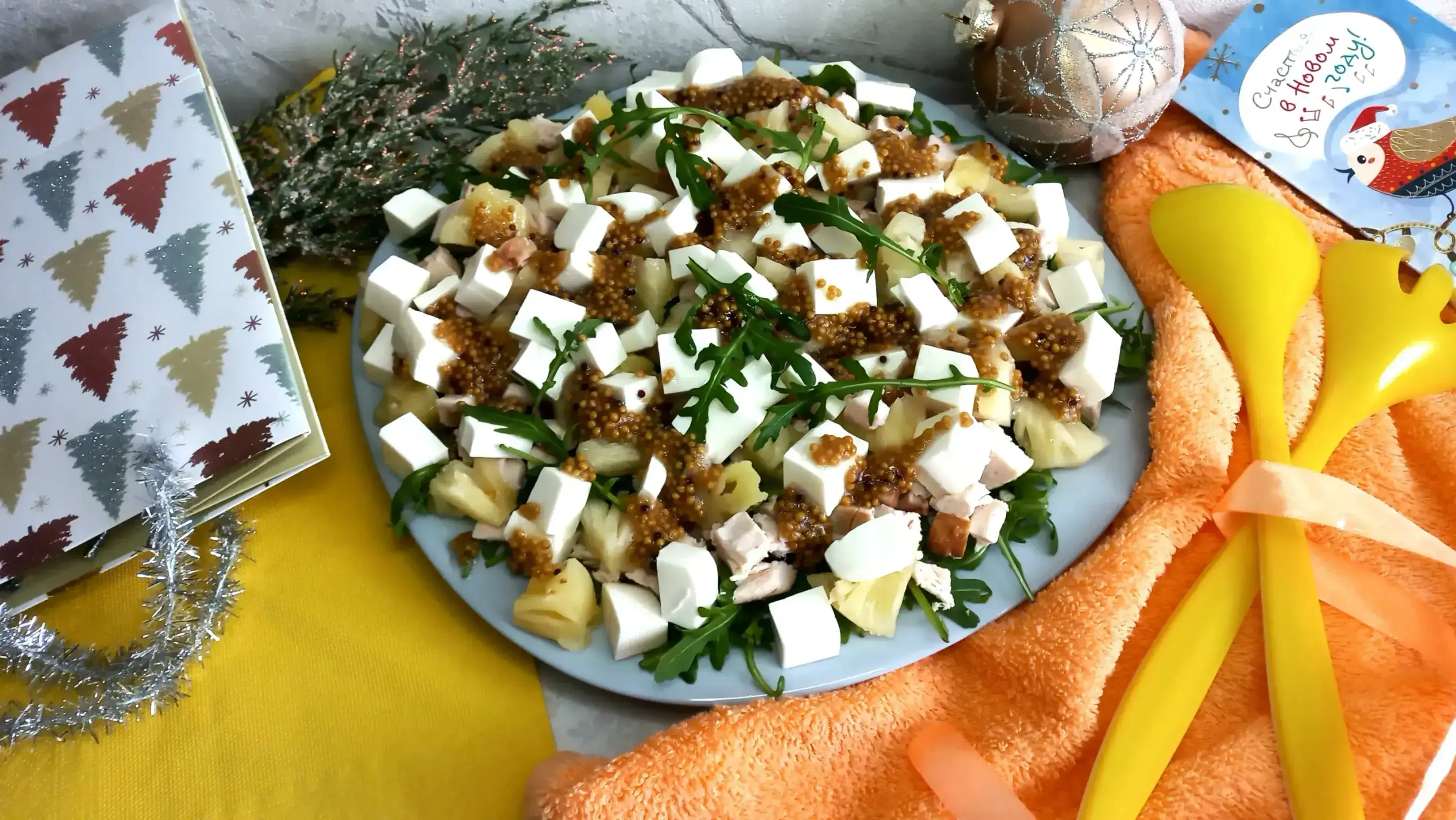 Салат с курицей, ананасом и сыром