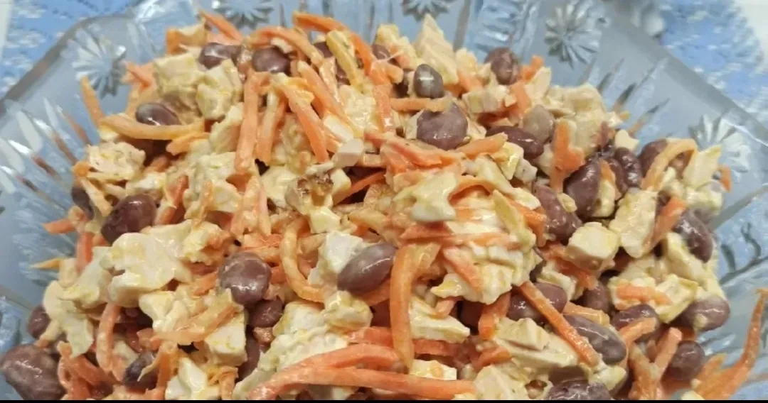 Салат с курицей, корейской морковью и фасолью