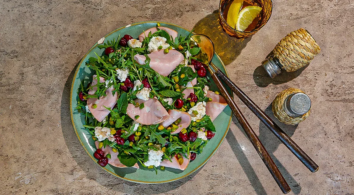 Салат с любительской колбасой и фисташками​