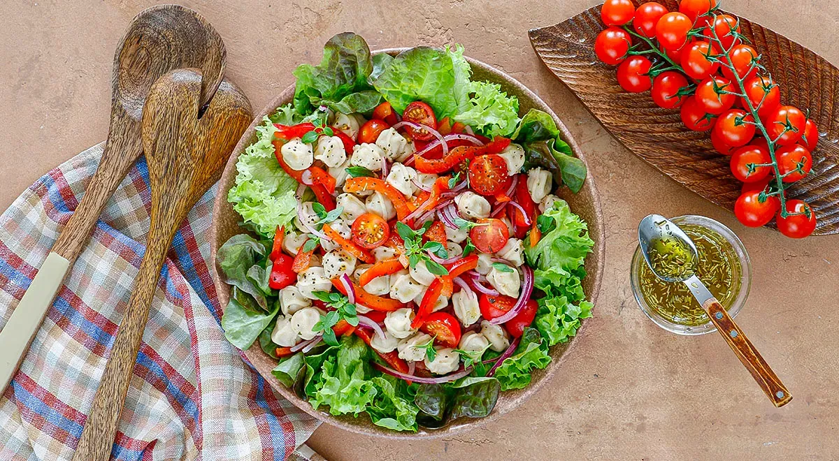 Салат с мини-пельменями и итальянской заправкой