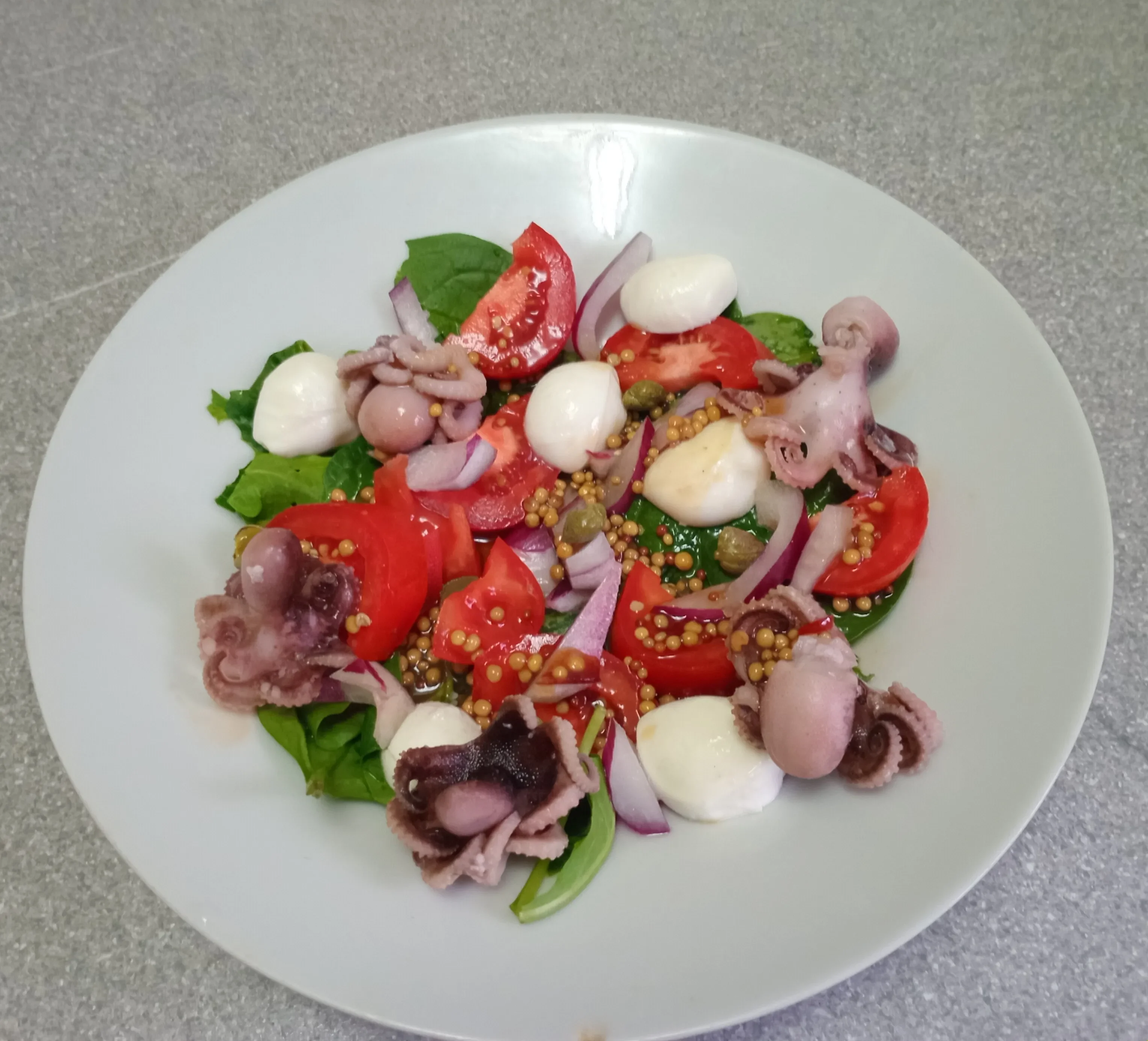 Салат с осьминогами