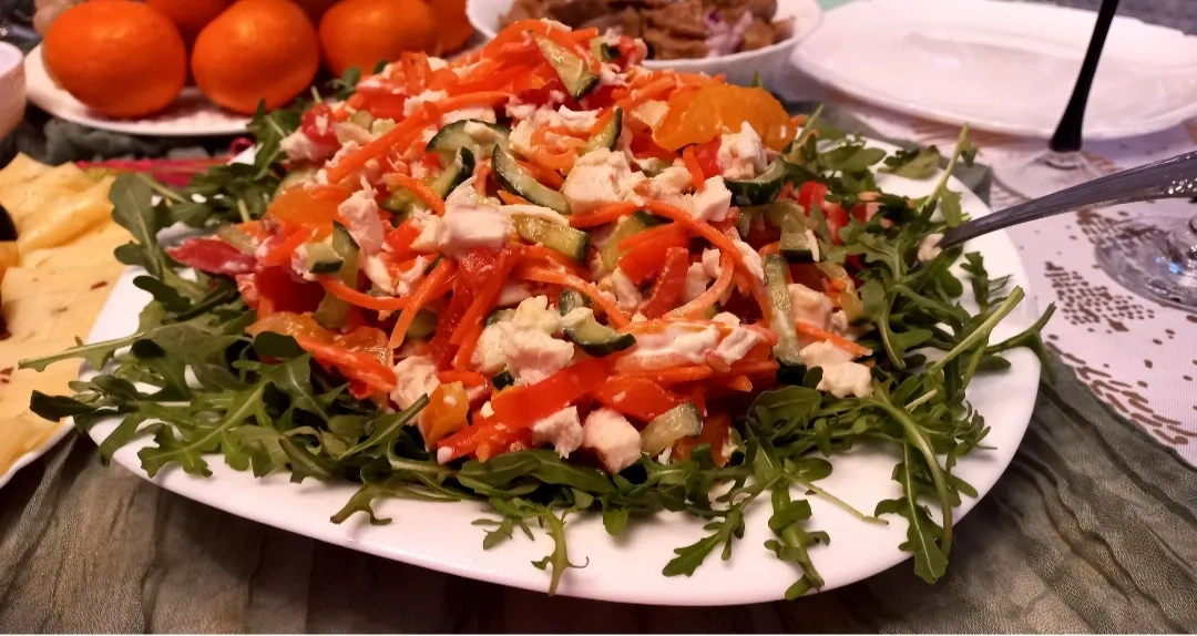 Салат с овощами и копчёной курицей