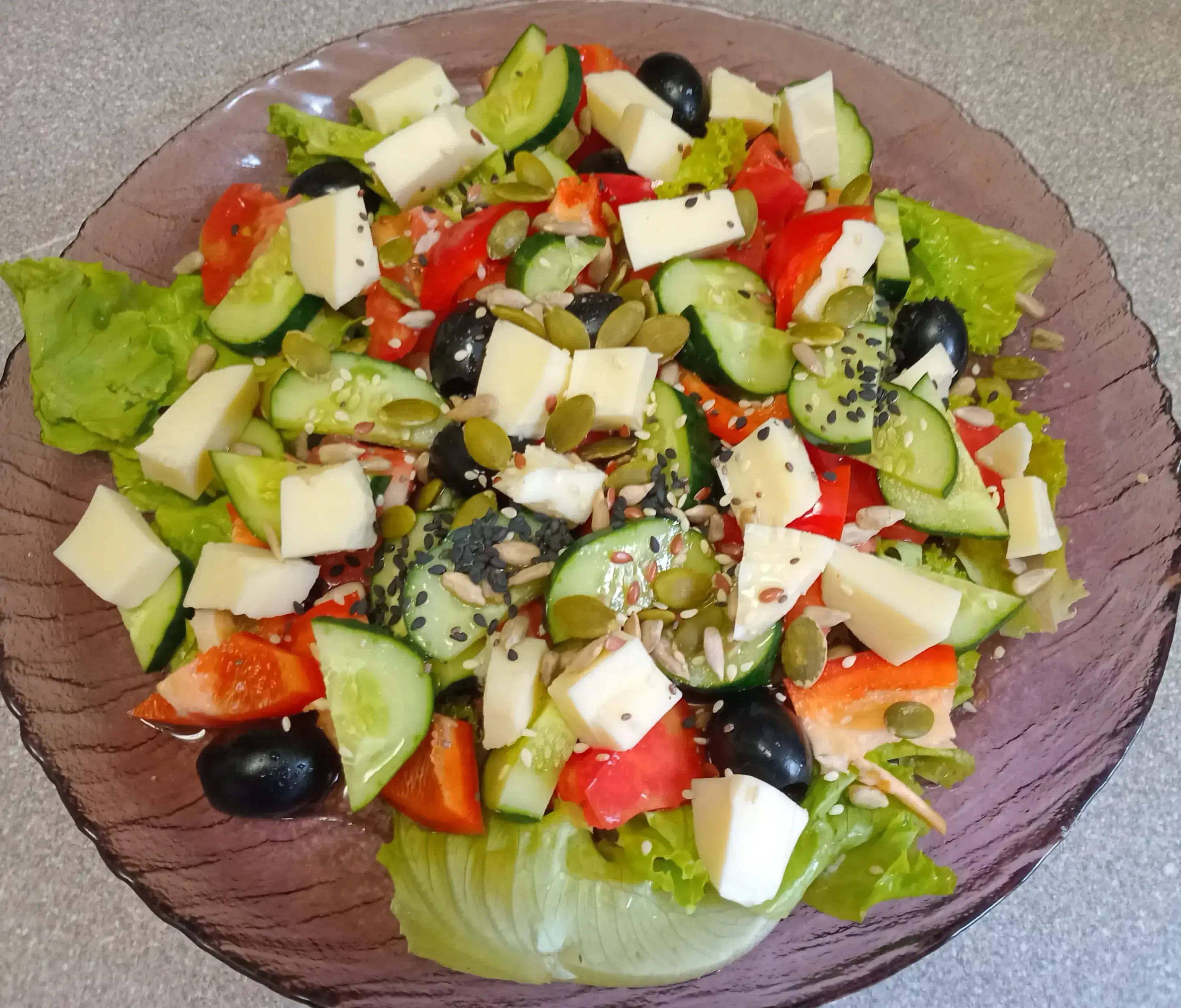 Салат с овощами и сыром