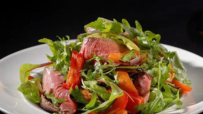 Салат с запечёнными овощами и телятиной