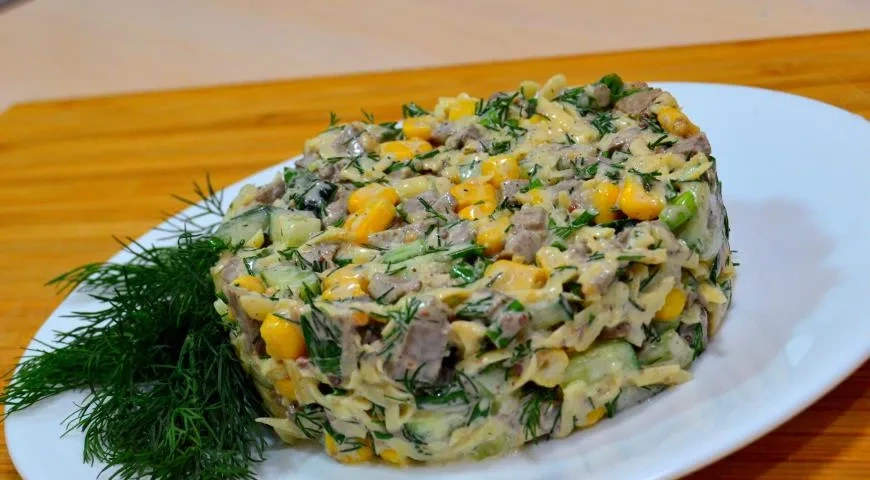 Салат с печенью, сыром и кукурузой