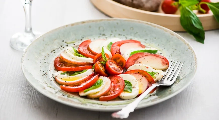 Салат с персиками