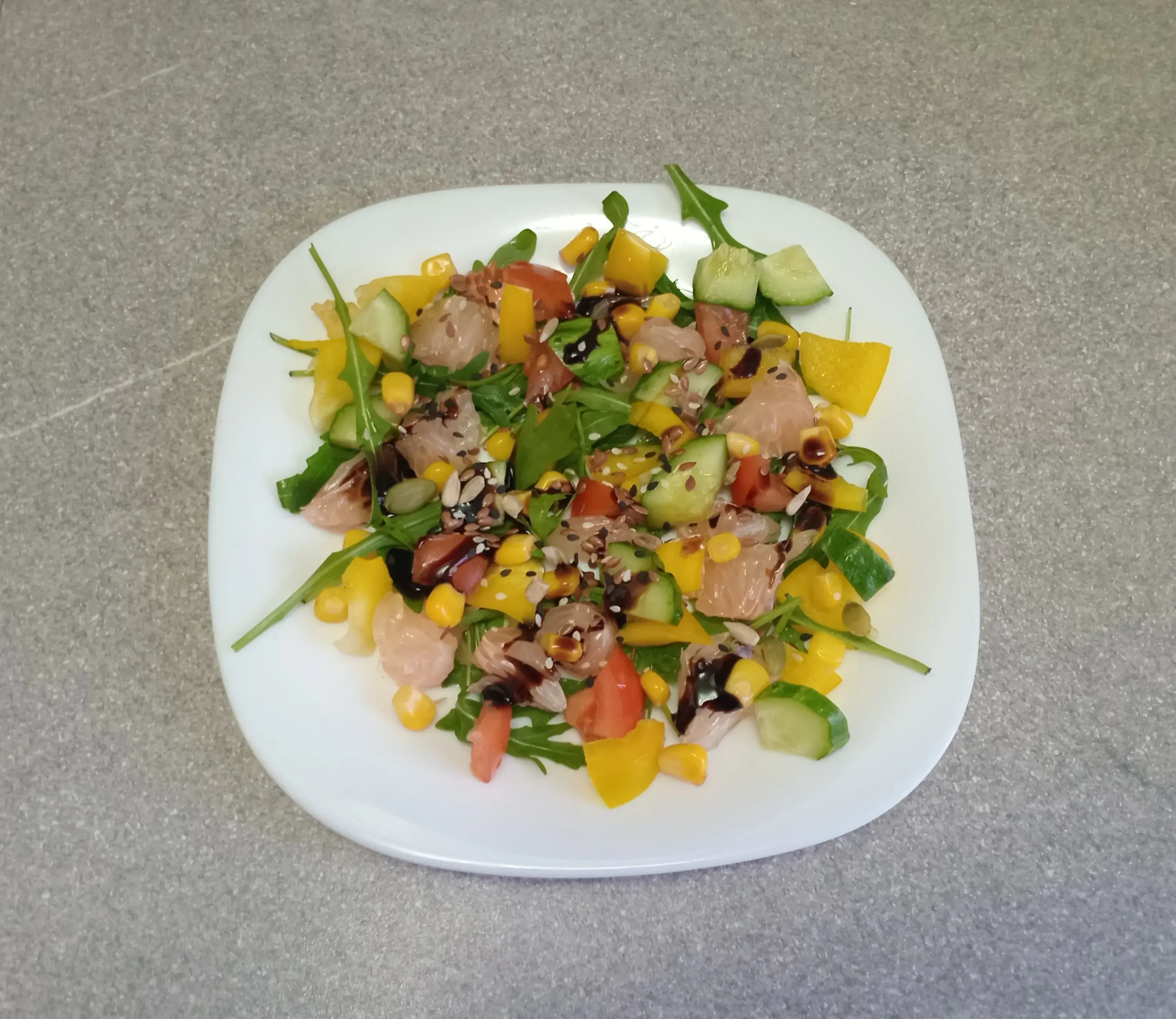 Салат с помело