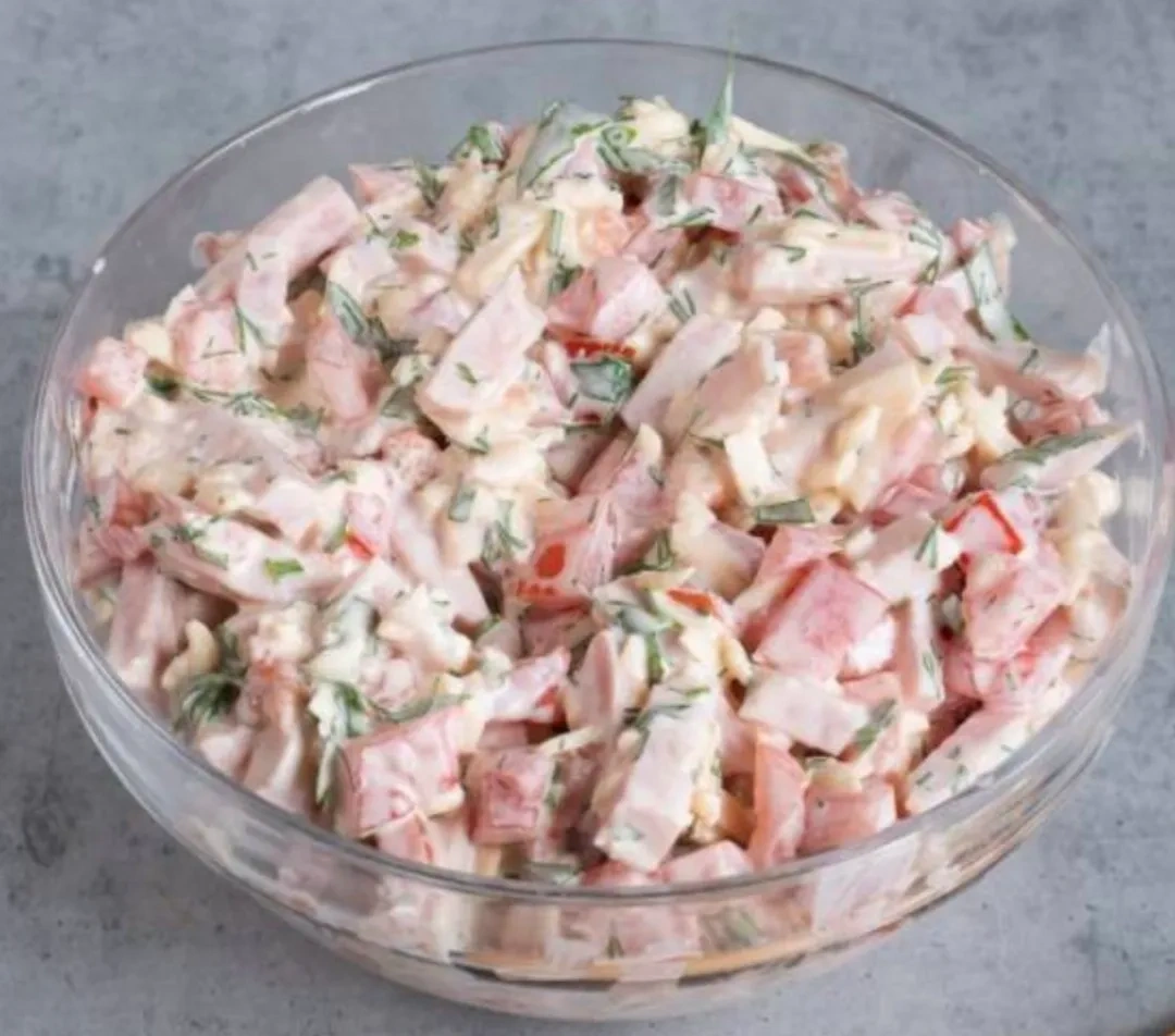 Салат с помидорами и ветчиной