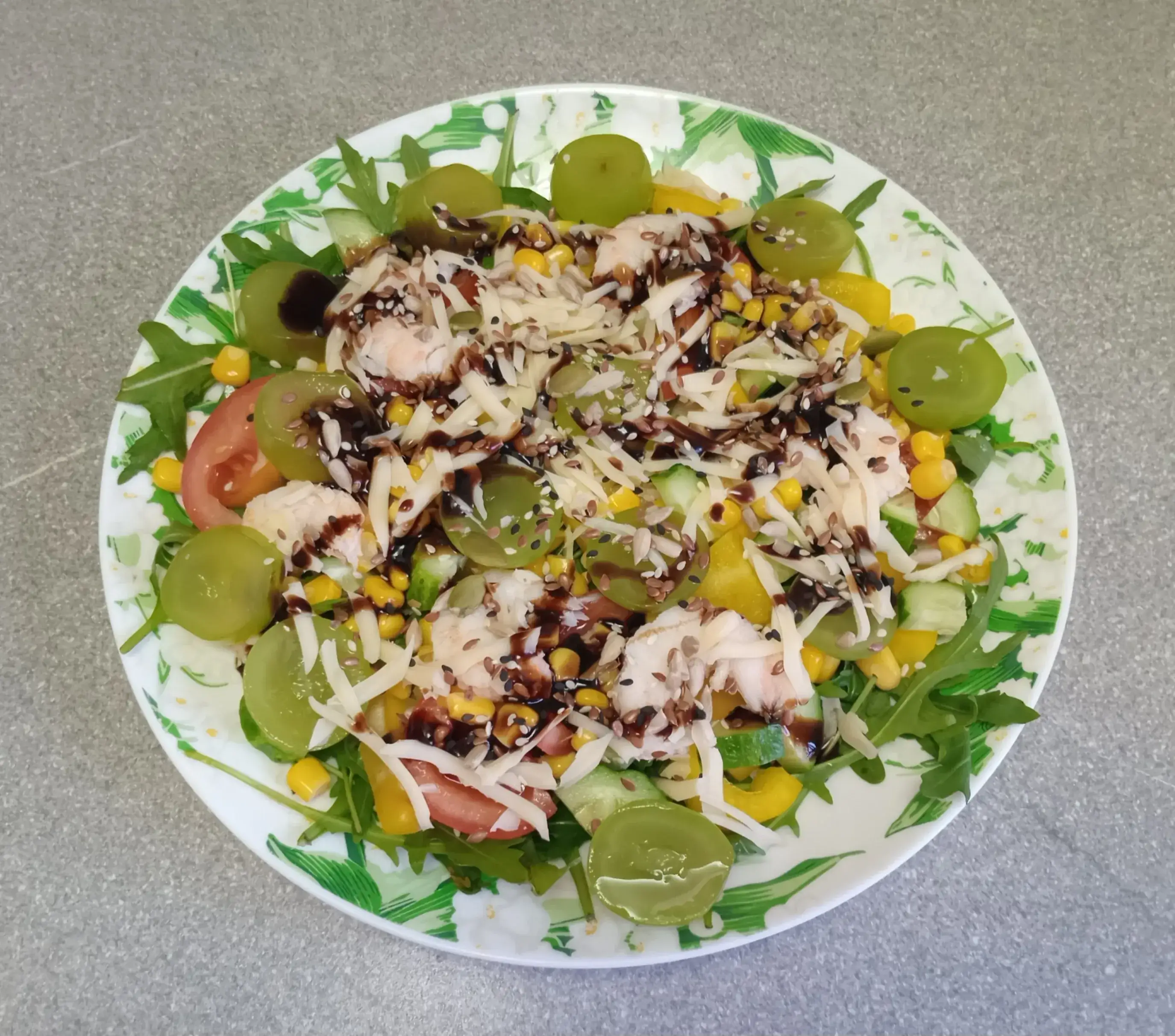 Салат с руколой, креветками и виноградом