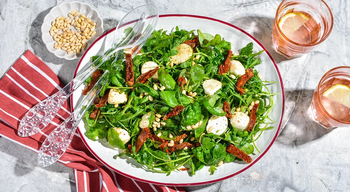 Салат с руколой и вялеными помидорами