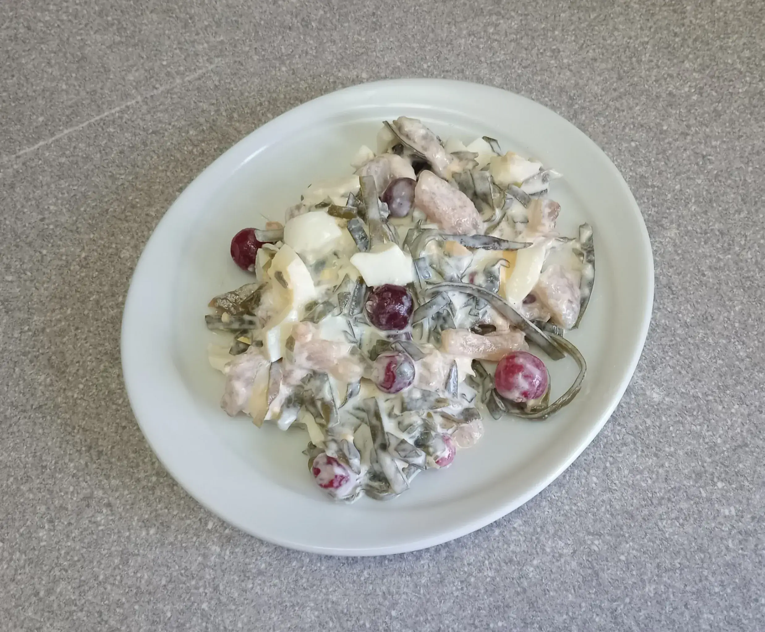 Салат с селёдкой, морской капустой и клюквой