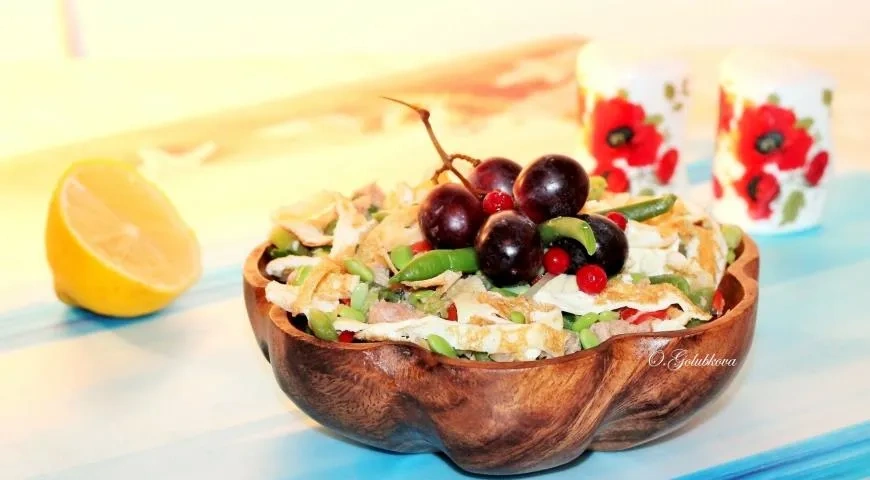 Салат со стручковой фасолью, тунцом и блинами