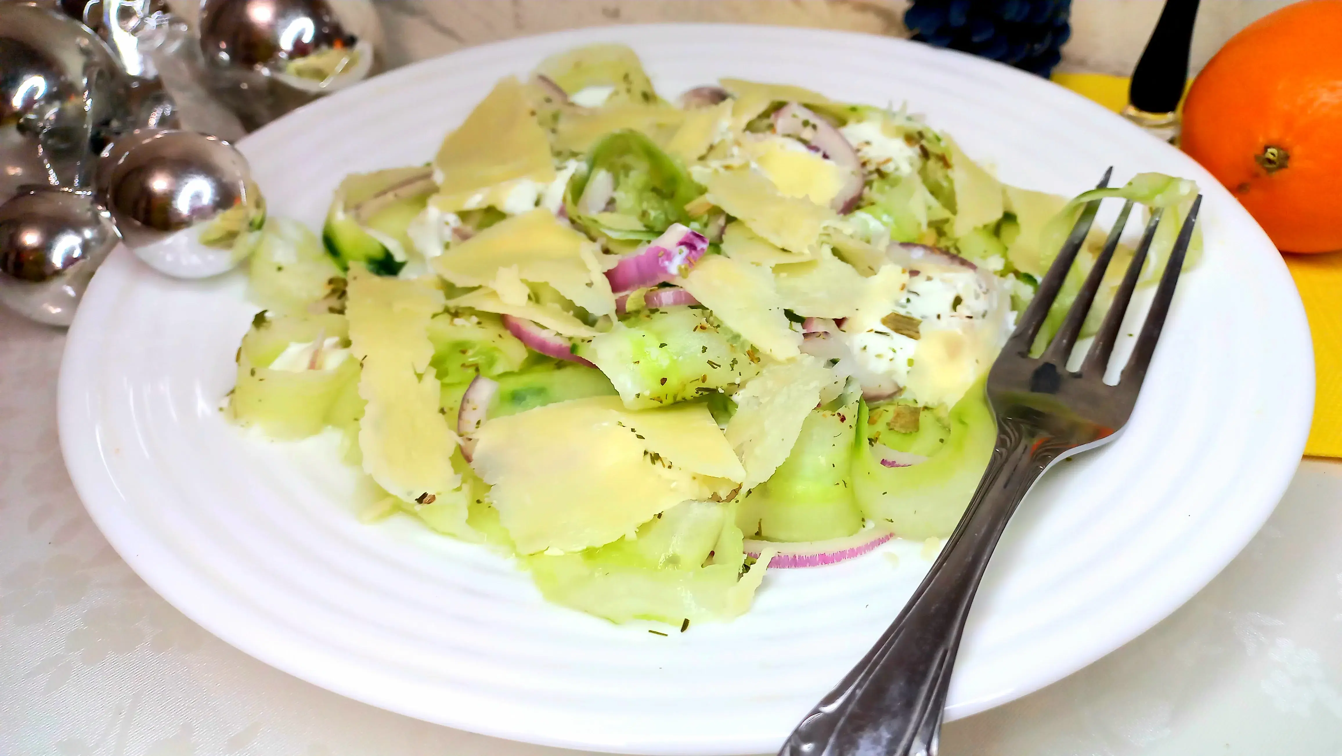 Салат со свежим огурцом, йогуртом и Пармезаном