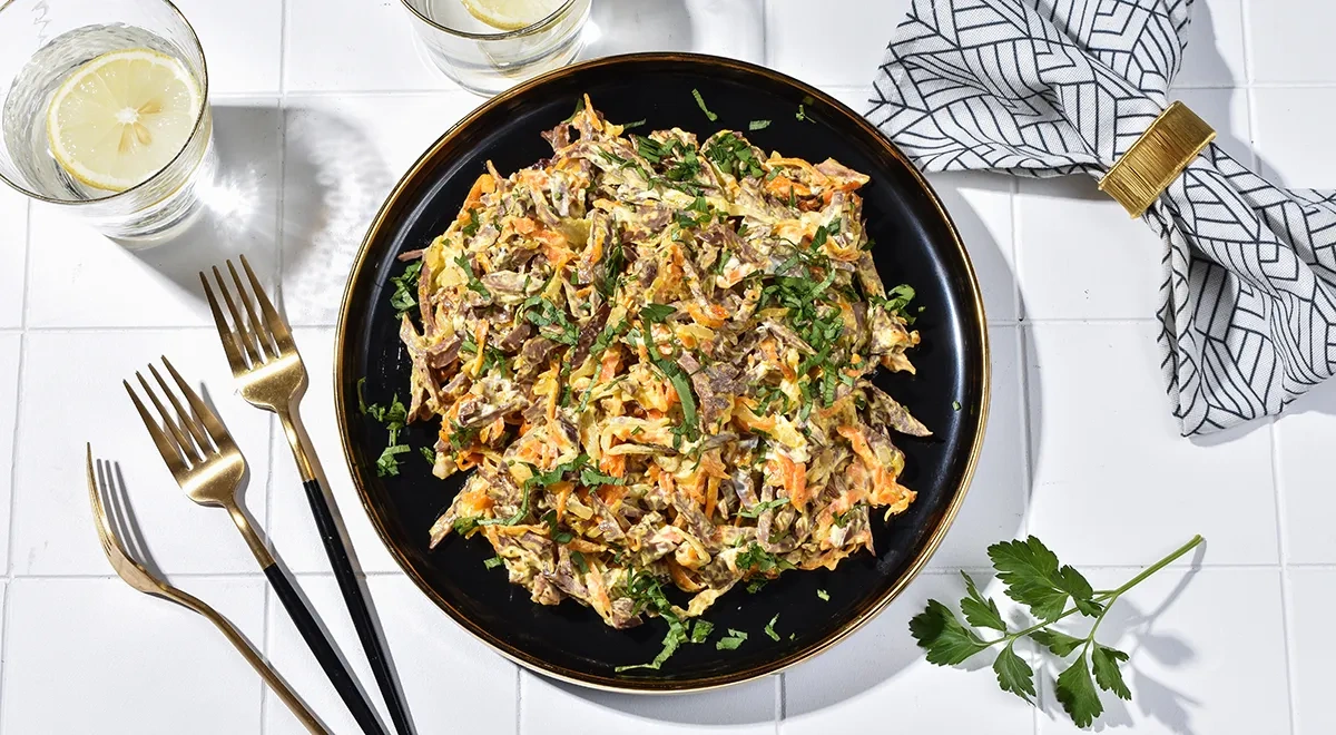 Салат со свиным сердцем, морковью и луком