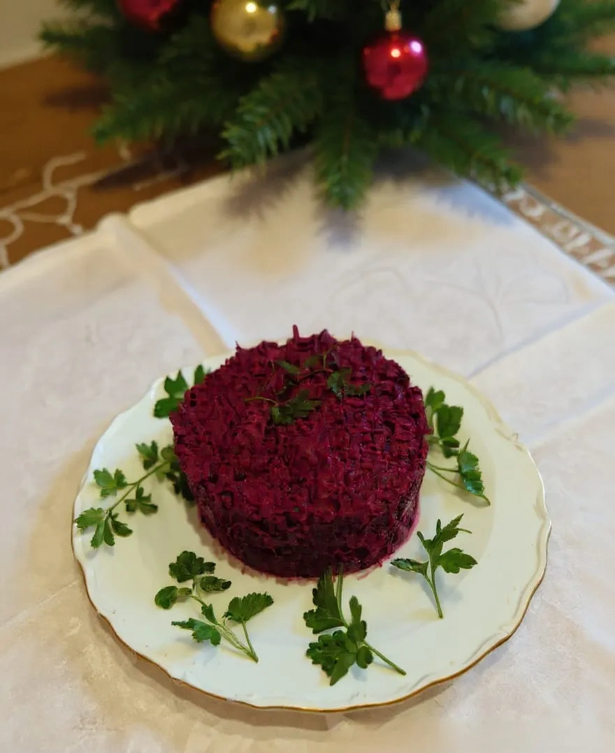 Салат свекольный с черносливом и орехами