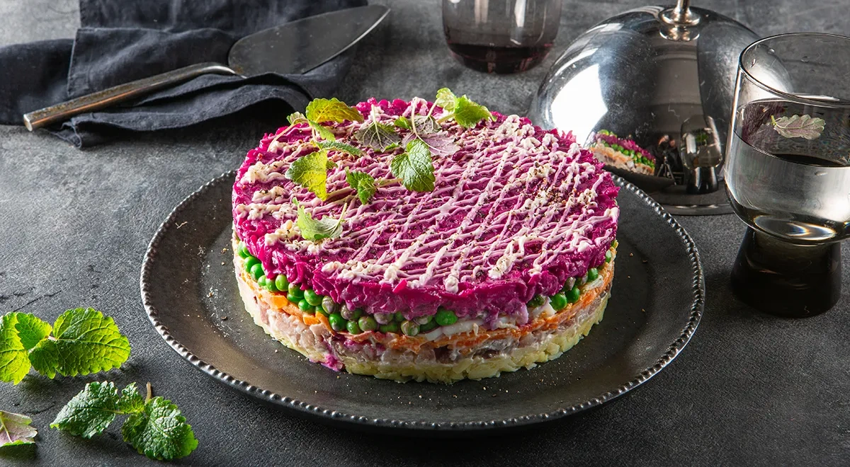 Селедка под шубой с зеленым горошком