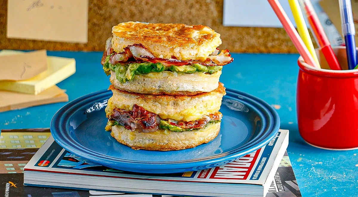 Яичные сэндвичи с сыром и беконом